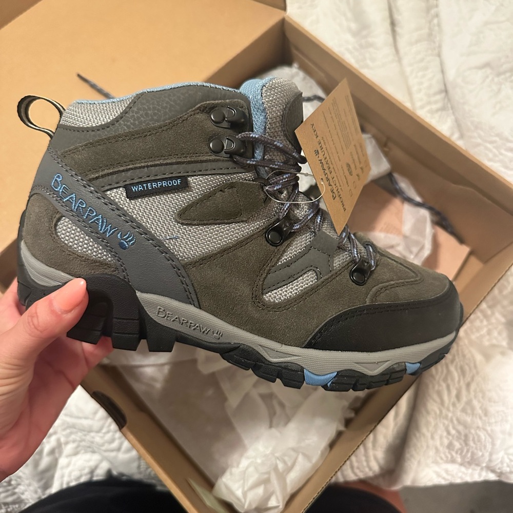 BEARPAW Corsica, hiking boot size 7 BRAND NEW